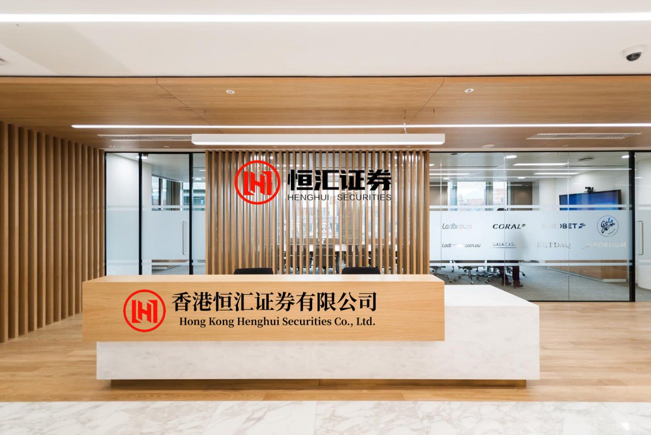 加配网 趣乐段子：用空气炸锅烤鸡翅，没刷油，烤出来干得像柴，咬不动只能喂狗